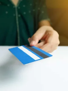 Someone using the Chase Freedom Unlimited Credit Card.