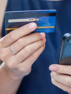 Someone using the Citi Custom Cash Credit Card.