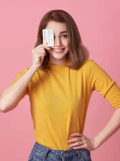 A girl holding her Discover it Student Cash Back.