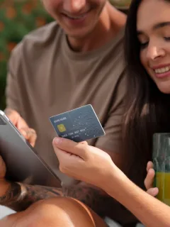 A couple using the Prime Visa Amazon Credit Card.