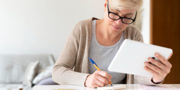 Woman learning How to retire early.