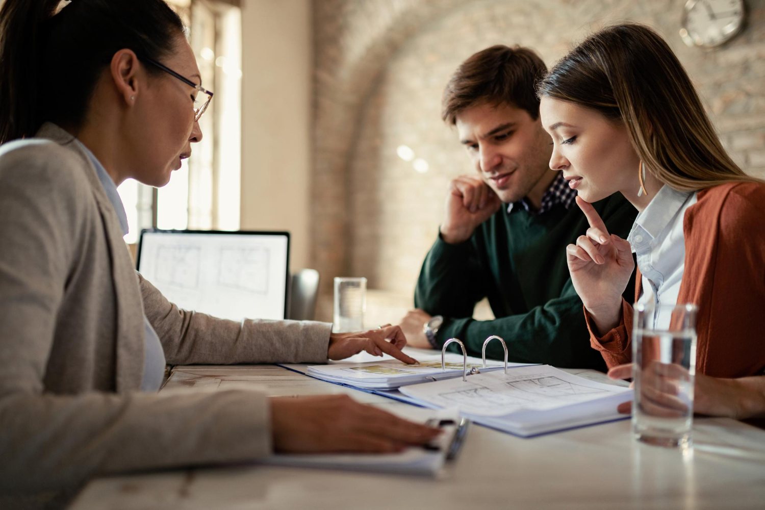 couple doing pre-qualification simulation for personal loan