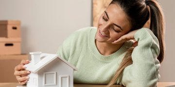 woman hires homeowners insurance